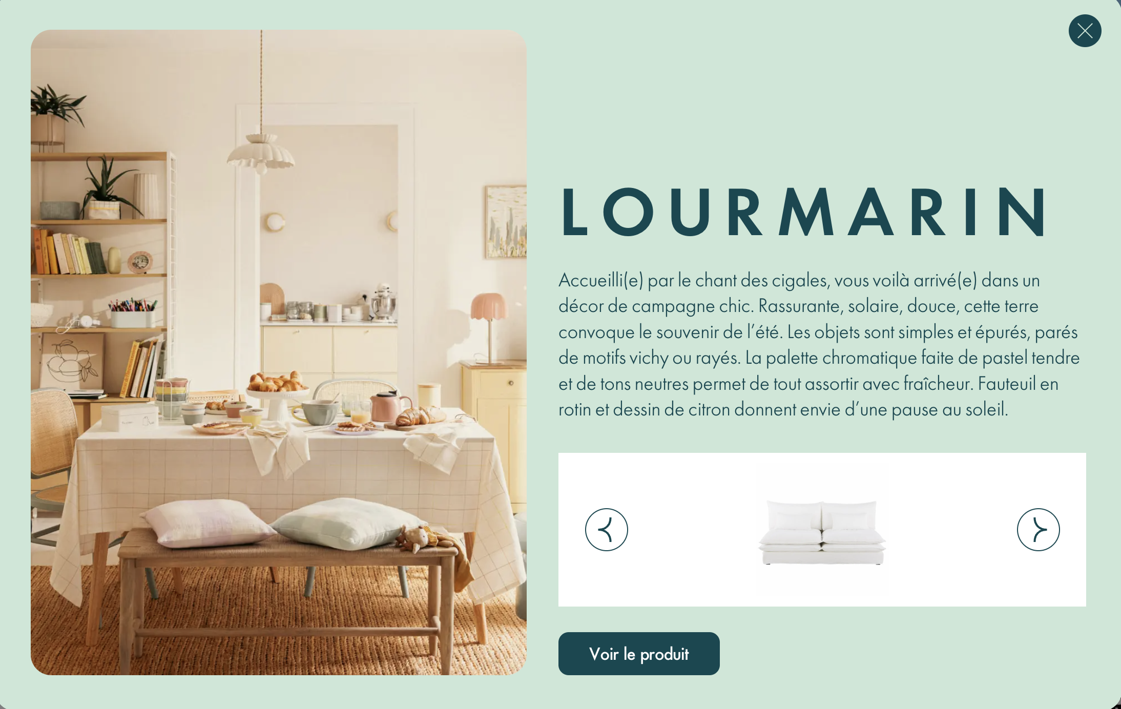 Scène de salle à manger inspirée d’une maison de campagne, avec une table nappée dressée pour le petit-déjeuner, des coussins pastel, et des objets de vaisselle colorés. Les meubles en rotin et les teintes douces évoquent une atmosphère estivale et chaleureuse.