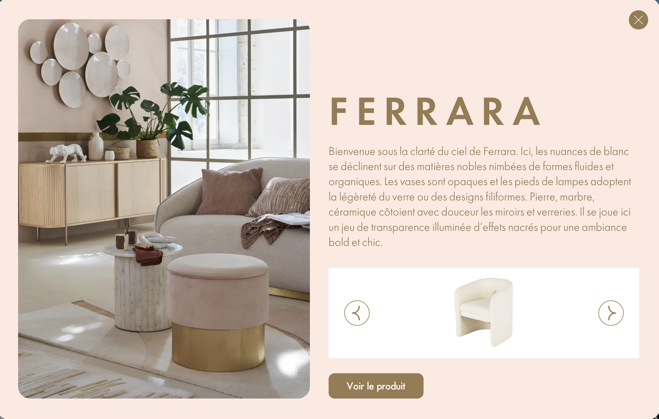 Photographie d’un salon lumineux aux tons crème et bois clair, décoré de meubles aux lignes douces, d’un canapé arrondi, de coussins texturés, et de tables basses en marbre blanc et laiton doré. Au mur, un ensemble de miroirs en forme d’assiettes accompagne une grande fenêtre quadrillée.