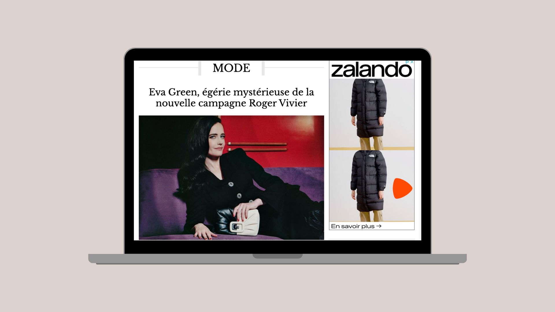 Capture d’écran d’un article mode sur Version Femina avec Eva Green, allongée sur un canapé violet dans une campagne Roger Vivier. Une publicité Zalando apparaît à droite de l’écran.