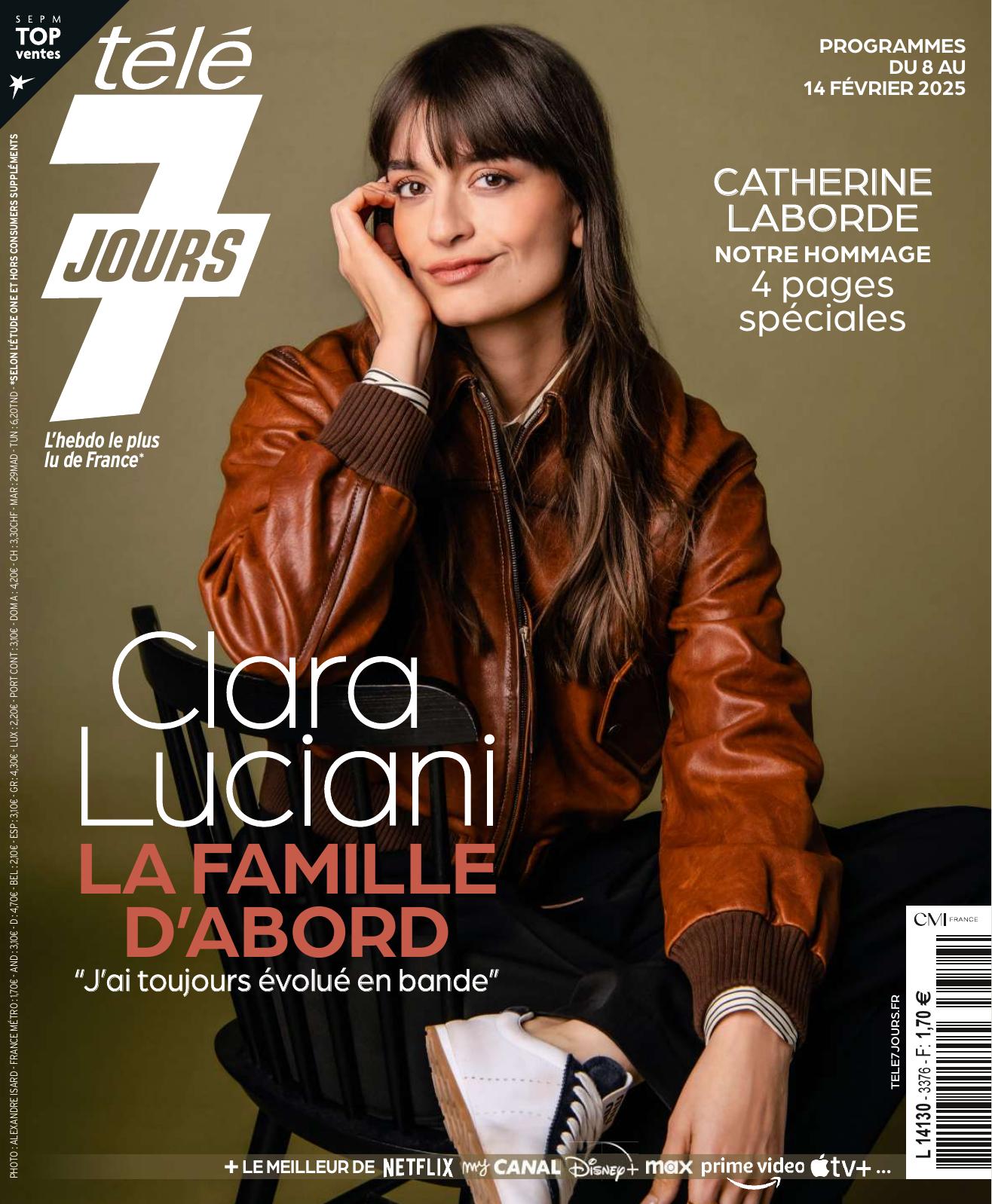 Couverture du magazine Télé 7 Jours daté du 8 au 14 février 2025. La chanteuse Clara Luciani est photographiée assise sur une chaise, vêtue d’un blouson en cuir marron. Le titre met en avant sa vision de la famille : « La famille d’abord ».