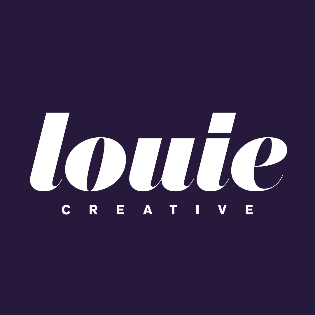 Logo de Louie Creative sur fond violet foncé, avec le mot "louie" en lettres minuscules et blanches dans une typographie élégante, suivi du mot "CREATIVE" en lettres capitales espacées, également blanches.
