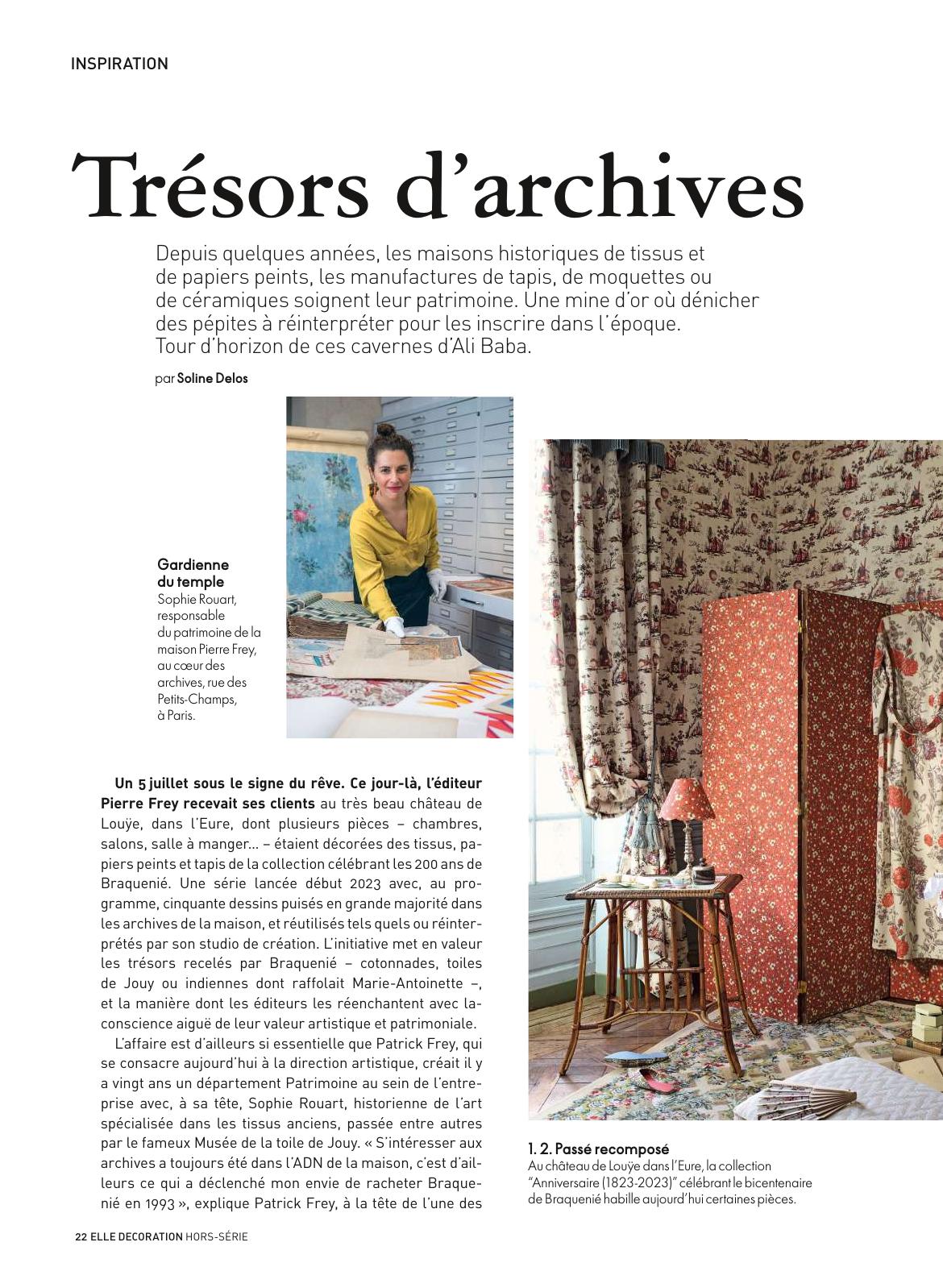 Page d’article montrant à gauche une femme dans un atelier de conservation de tissus (Sophie Rouart) et à droite une pièce décorée de rideaux et tapisseries à motifs rouges et blancs.