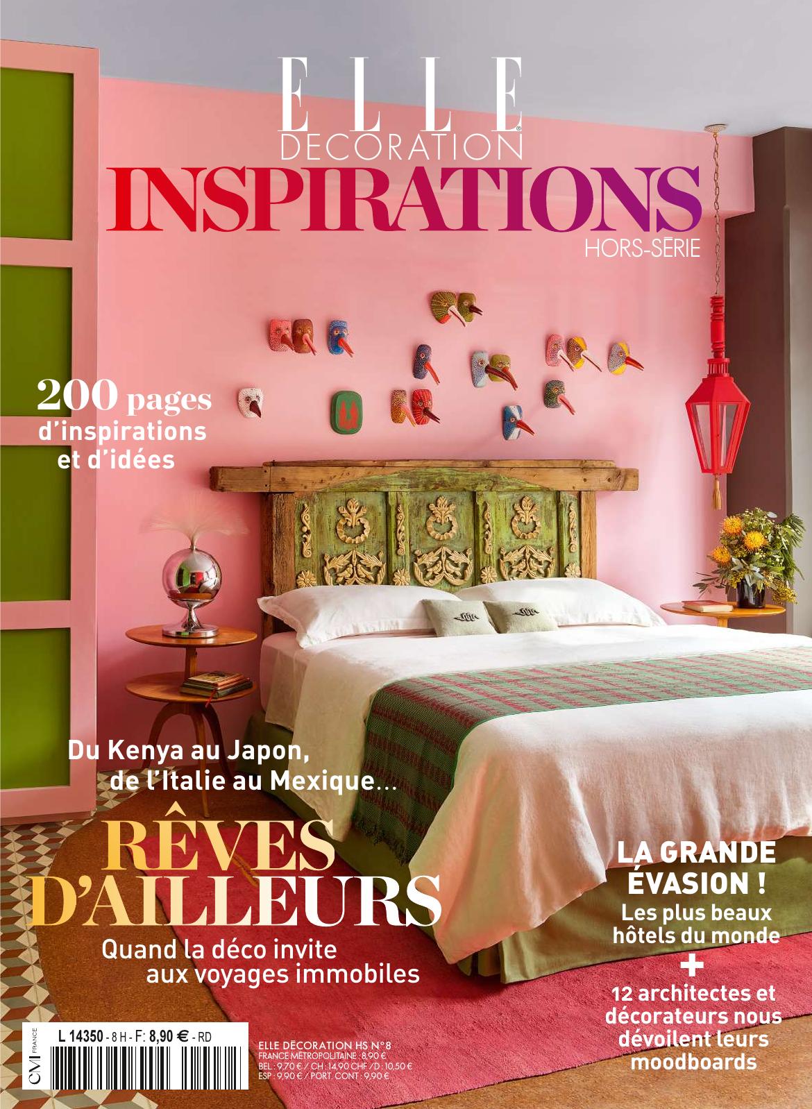 Couverture de magazine montrant une chambre avec murs roses, tête de lit sculptée en bois vert, suspensions murales en forme d’oiseaux colorés, lampes et objets décoratifs aux tons vifs.