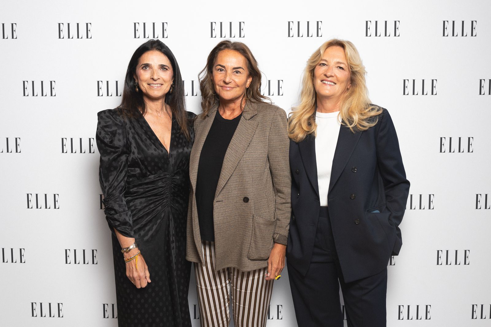 Pierre Deladonchamps, Zita Hanrot et Antoine Reinartz posent ensemble devant un fond noir estampillé du logo ELLE, lors d’un événement organisé par le magazine. Tous trois sont vêtus de tenues élégantes dans des tons sombres, dans une ambiance chic et sobre.