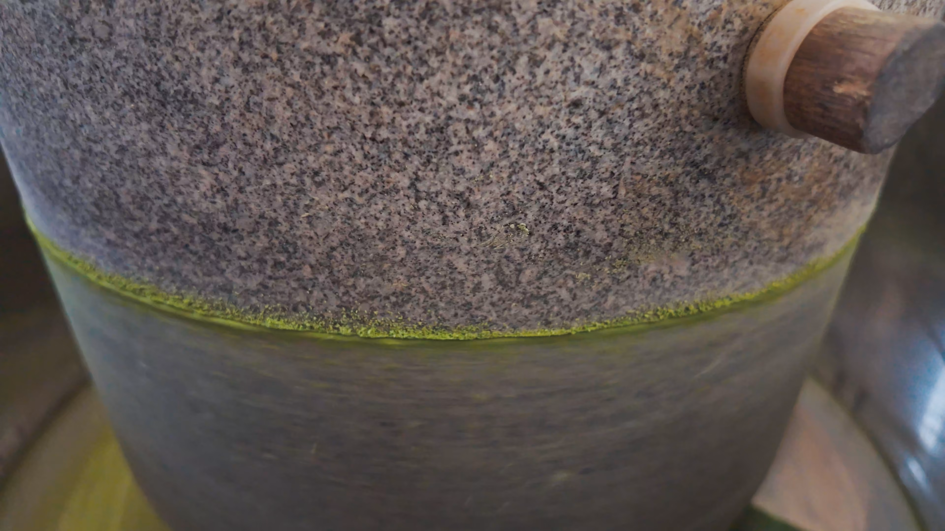 Granitmühle beim Mahlen von Matcha