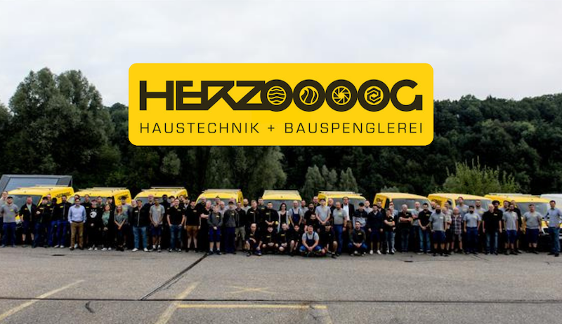 Team und Fahrzeugflotte von Herzog Haustechnik + Bauspenglerei