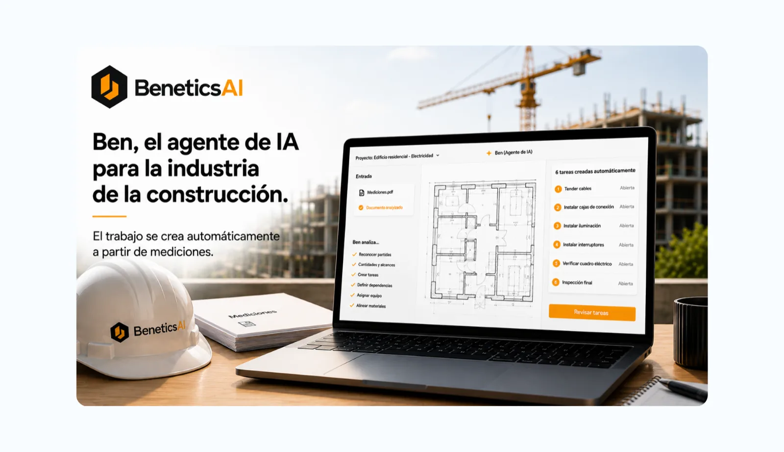 Portátil con la interfaz de Benetics AI y el agente de IA Ben, junto a un casco de obra y una obra de construcción de fondo