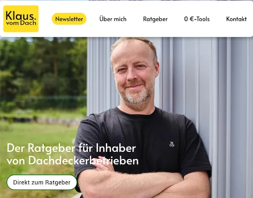 Screenshot der Website „Klaus vom Dach“ mit einem Mann, der vor einer Wand steht und die Arme verschränkt