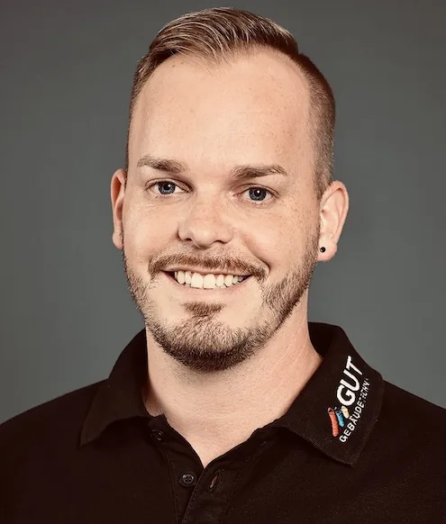 Retrato de Sandro Leu con polo de GUT Gebäudetechnik