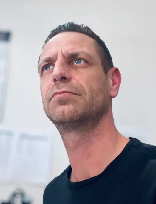 Retrato de Heiko Lang en una oficina