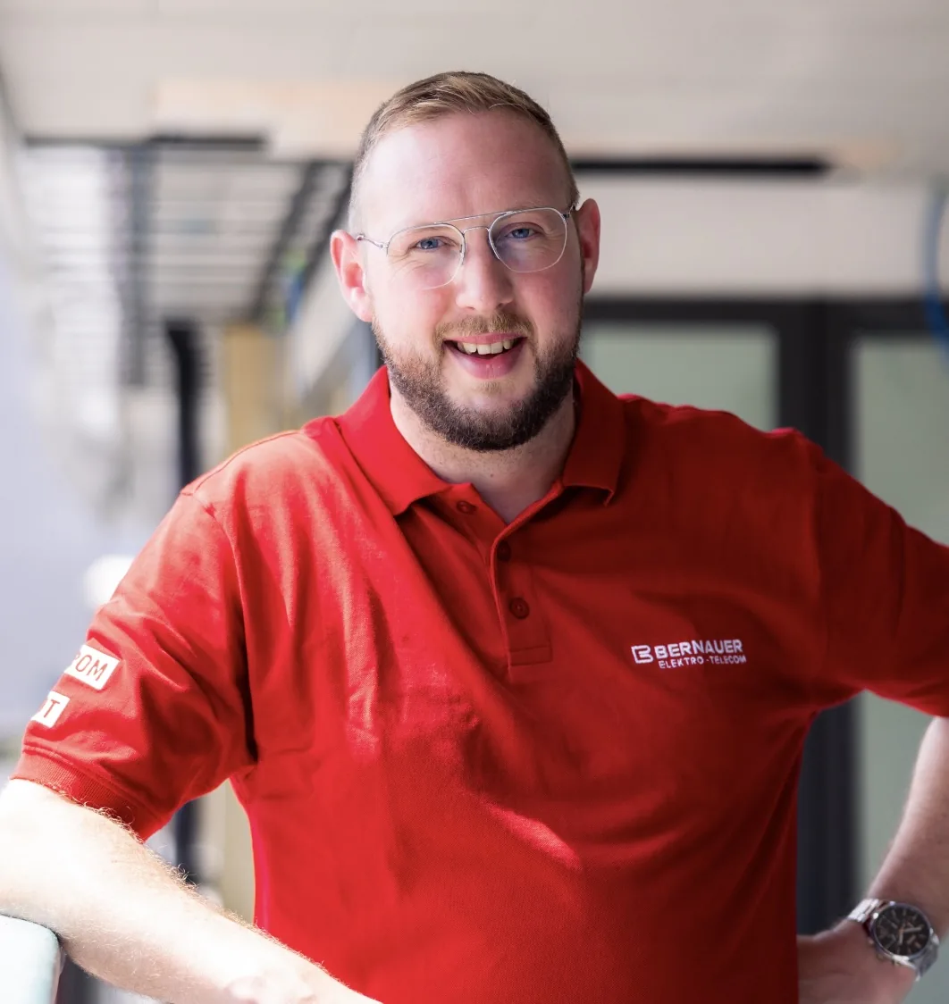 Beno Stettler souriant en portrait, polo rouge Bernauer