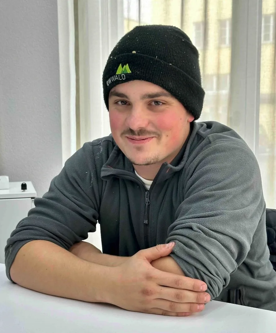 Nils sonriendo en un retrato con un gorro de ewWALD