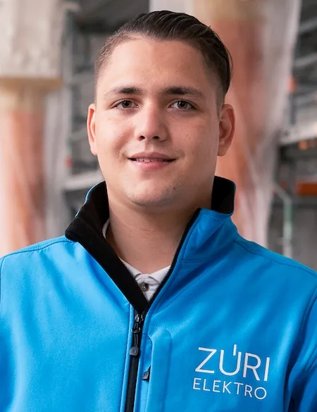 Retrato de Simin Brodbeck con chaqueta de Züri Elektro en una obra