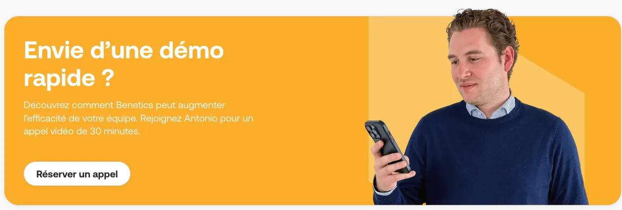 Bannière promotionnelle pour une démo rapide avec Antonio tenant un smartphone