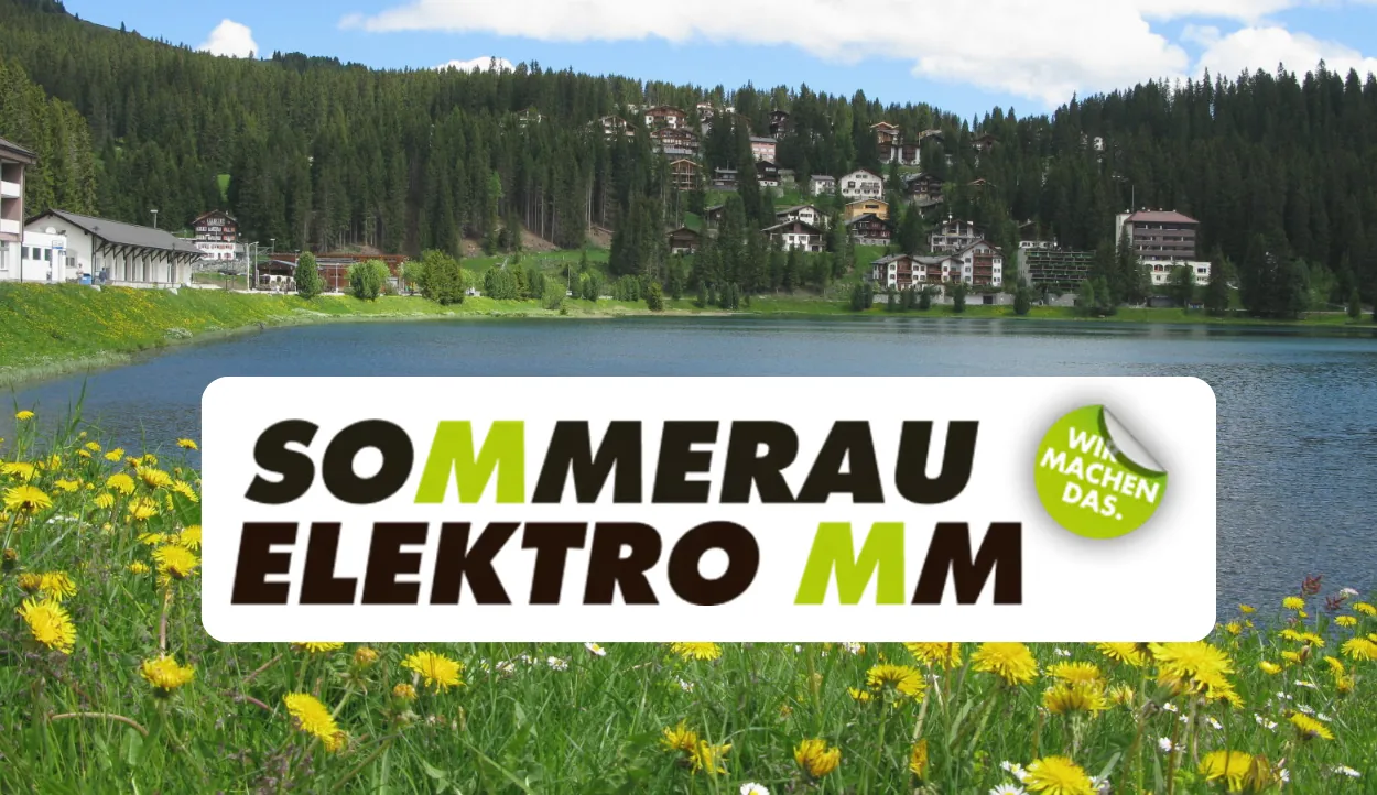 Sommerau Elektro MM AG – Firmenlogo vor dem Bergsee in Arosa, Graubünden