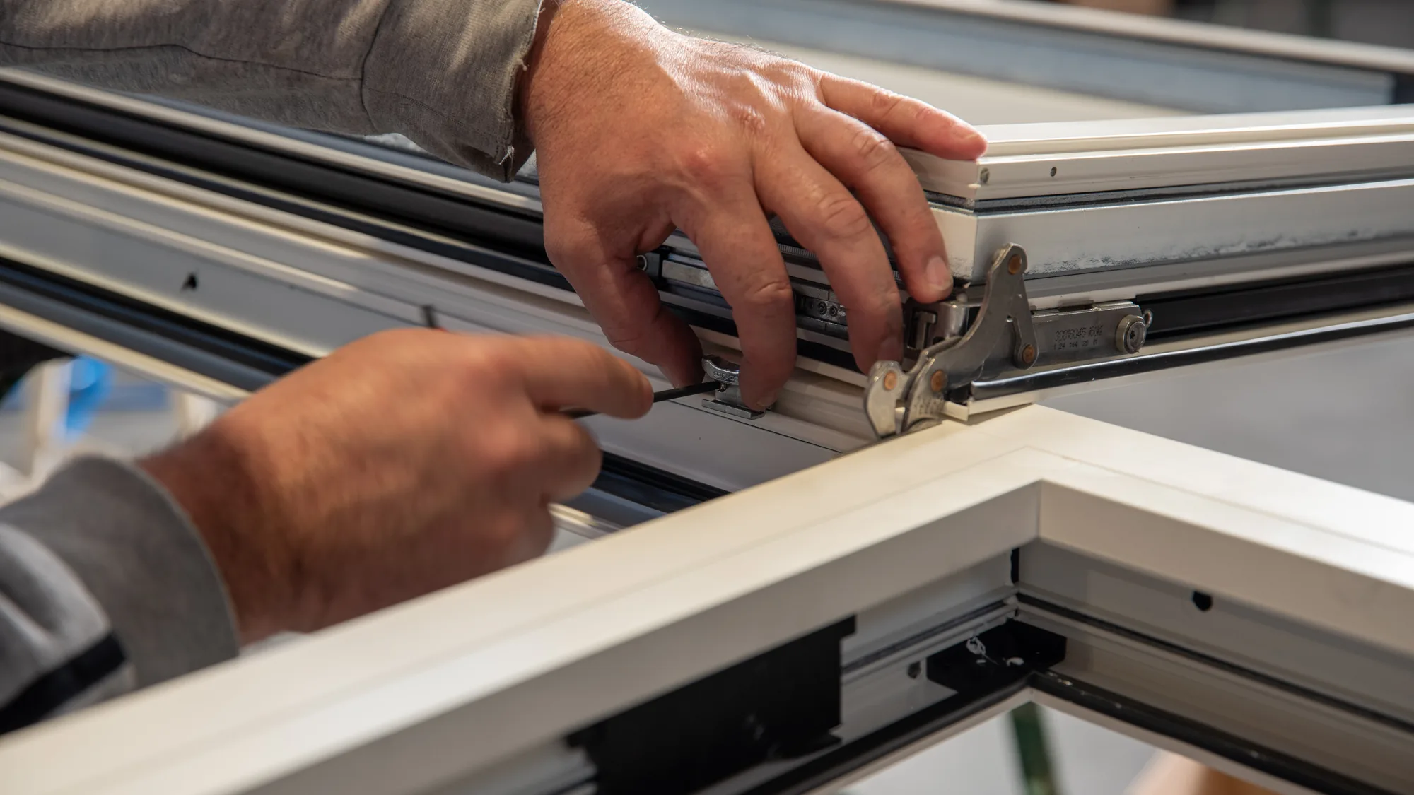 Ajustement d'un profilé aluminium dans l'atelier de Fermeture Bâtiment Concept