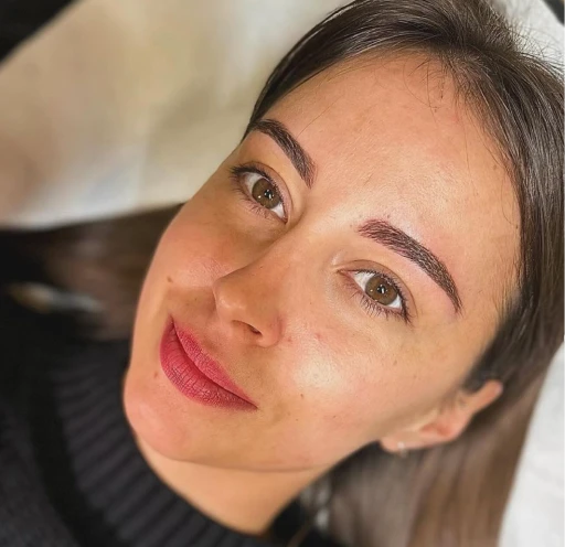modele fille microblading