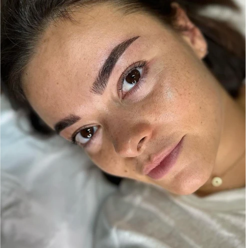 modele fille microblading