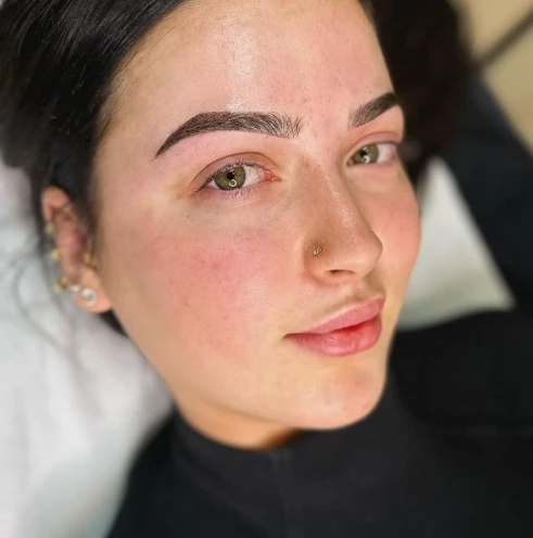 modele fille microblading