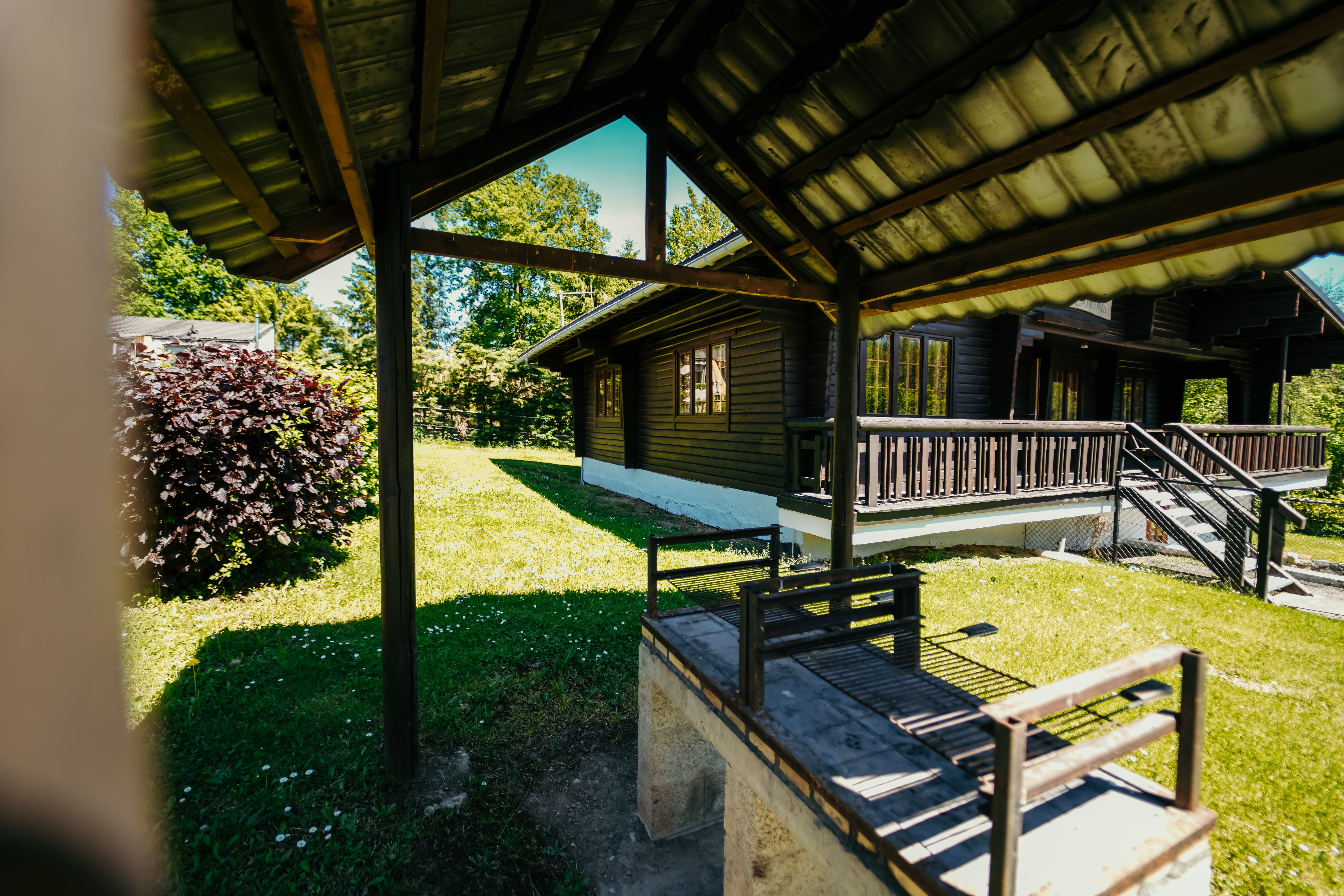 Une propriété appartenant à Durbuy Properties avec une vue sur un barbecue.