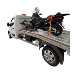 Une moto est chargée sur une dépanneuse plate-forme.