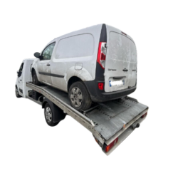 Un fourgon blanc est transporté sur une dépanneuse plate-forme