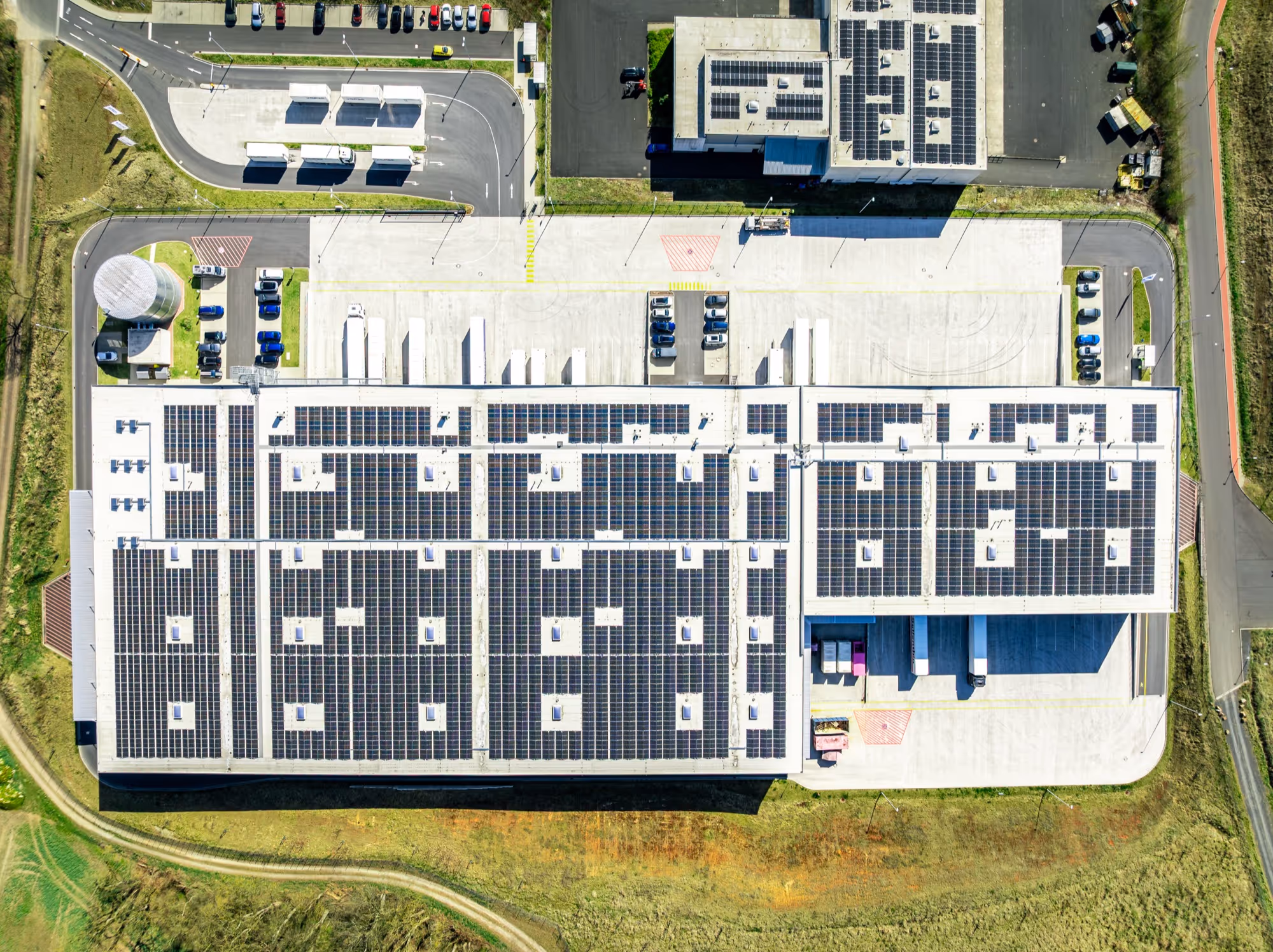 Logistikzentrum von Rhenus in Niederaula. Aufnahme aus der Luft mit direktem Blick von oben auf das Dach. Auf dem Dach sind 3406 Solar-Module zu sehen.