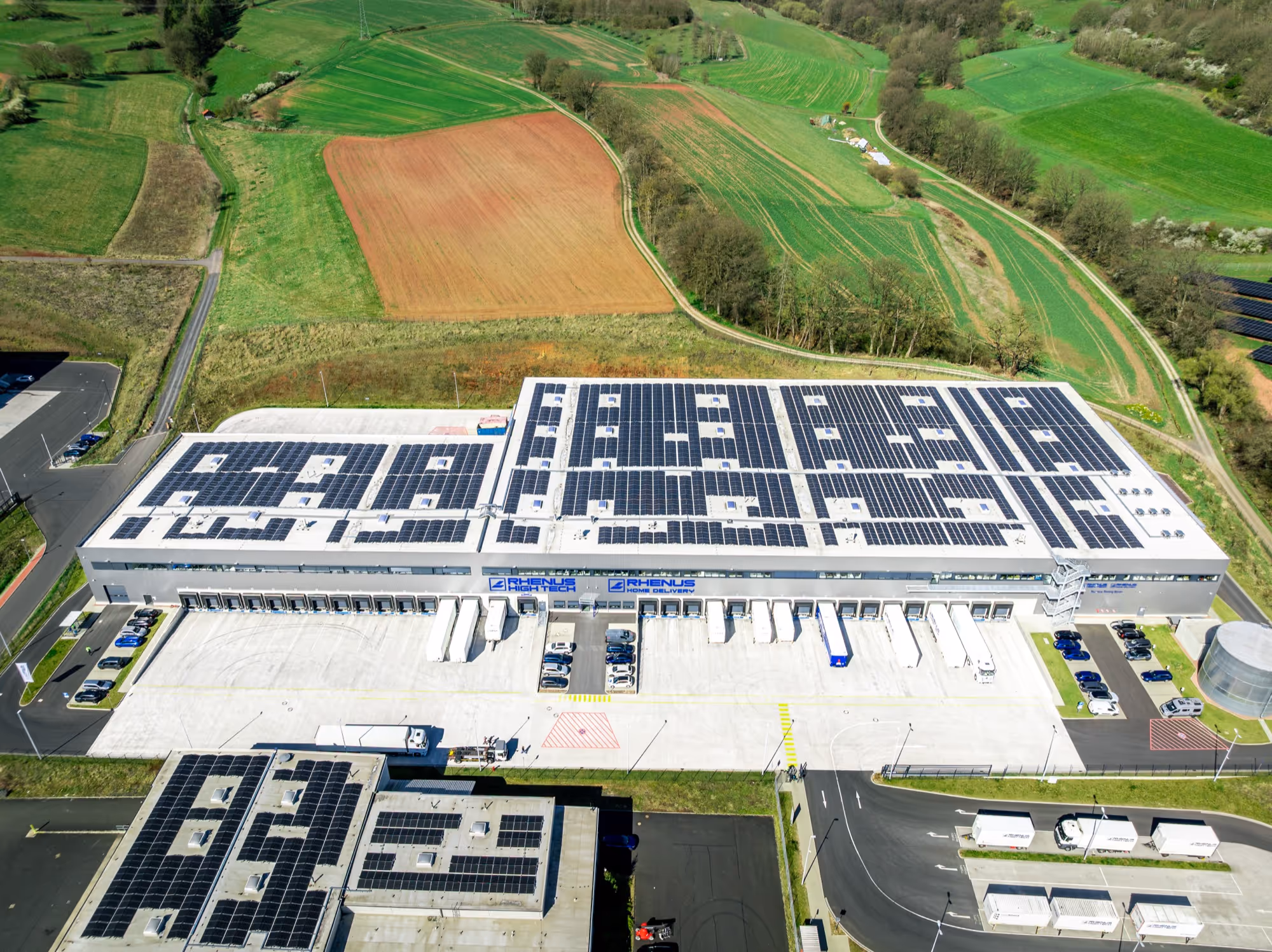 Logistikzentrum von Rhenus in Niederaula. Aufnahme aus der Luft mit einem Blick über das gesamte Dach. Auf dem Dach sind 3406 Solar-Module zu sehen.