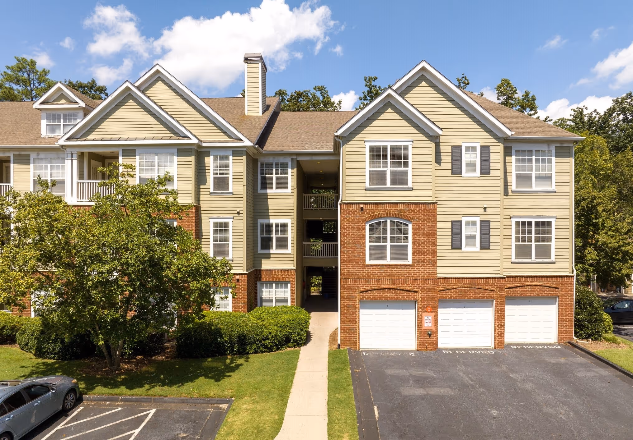 Apartment with three garages
