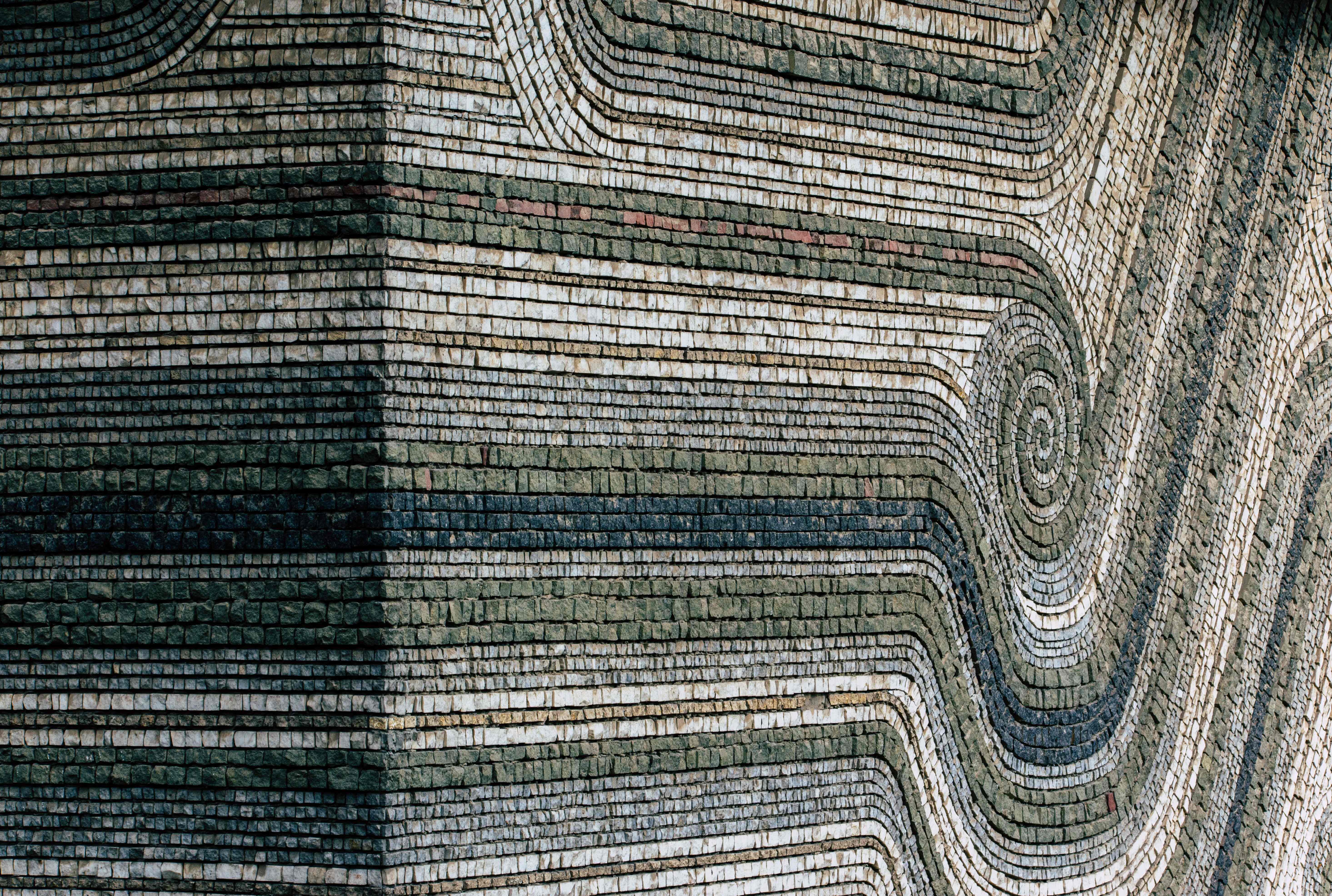 Facciata in pietra delle Terme di Vals, architettura moderna in Svizzera firmata Peter Zumthor