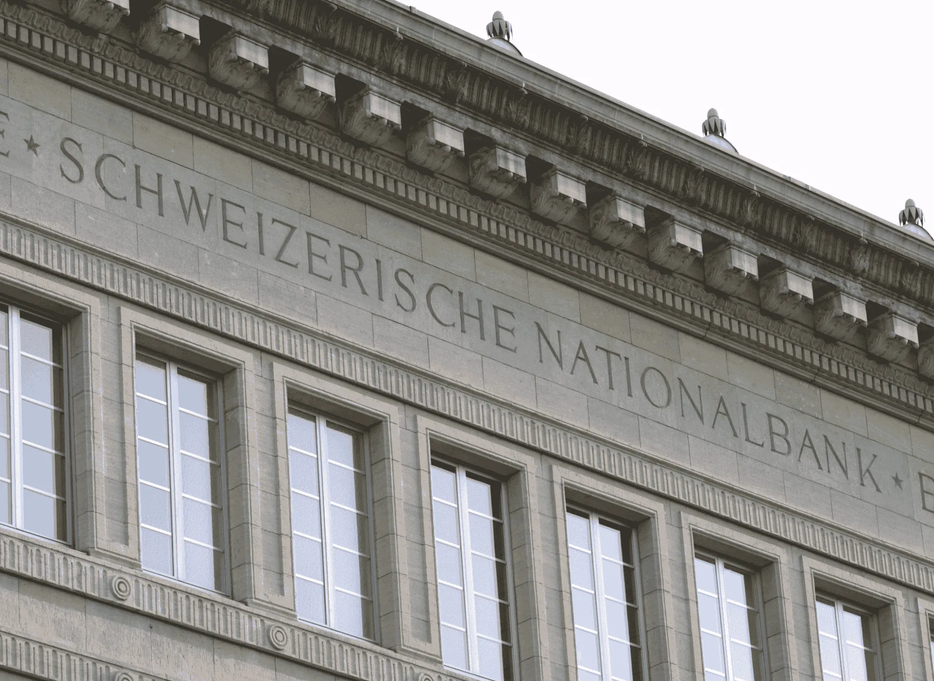 Schweizerische Nationalbank im ersten Halbjahr deutlich in der Verlustzone – Schwacher Dollar belastet Ergebnis