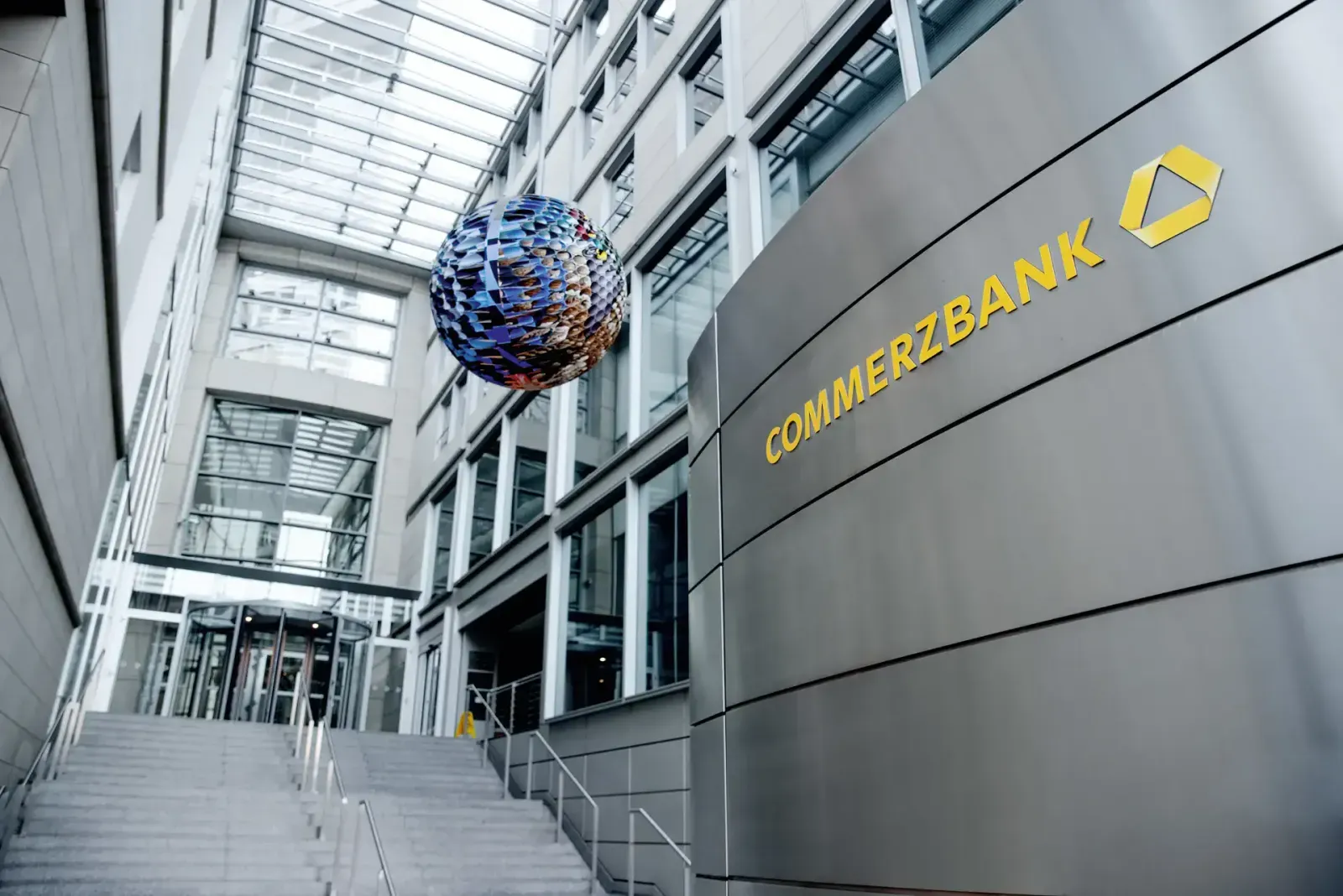 Commerzbank hebt Prognose an – und bleibt auf Verteidigungskurs