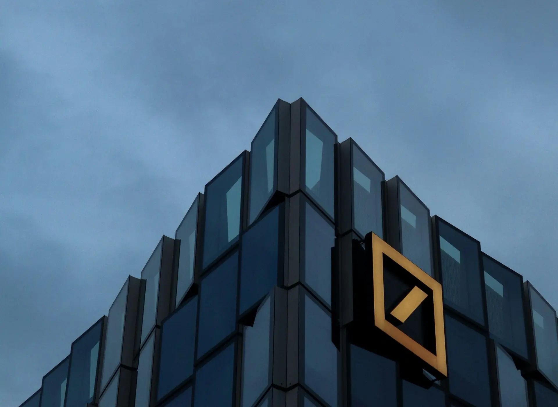 Razzia statt Rekordzahlen: Ermittler durchsuchen Deutsche Bank kurz vor der Bilanzpressekonferenz