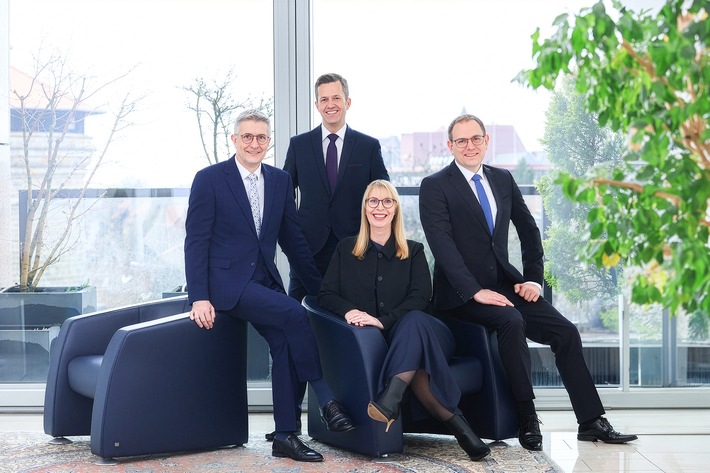 Milliarden-Meilenstein und personelle Zäsur: uniVersa setzt Wachstums-Rallye fort