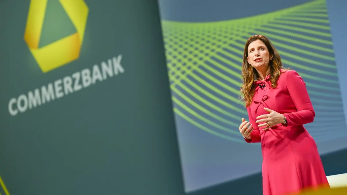 Bettina Orlopp schwört Commerzbank-Aktionäre kurz vor Fristende auf Unabhängigkeit ein