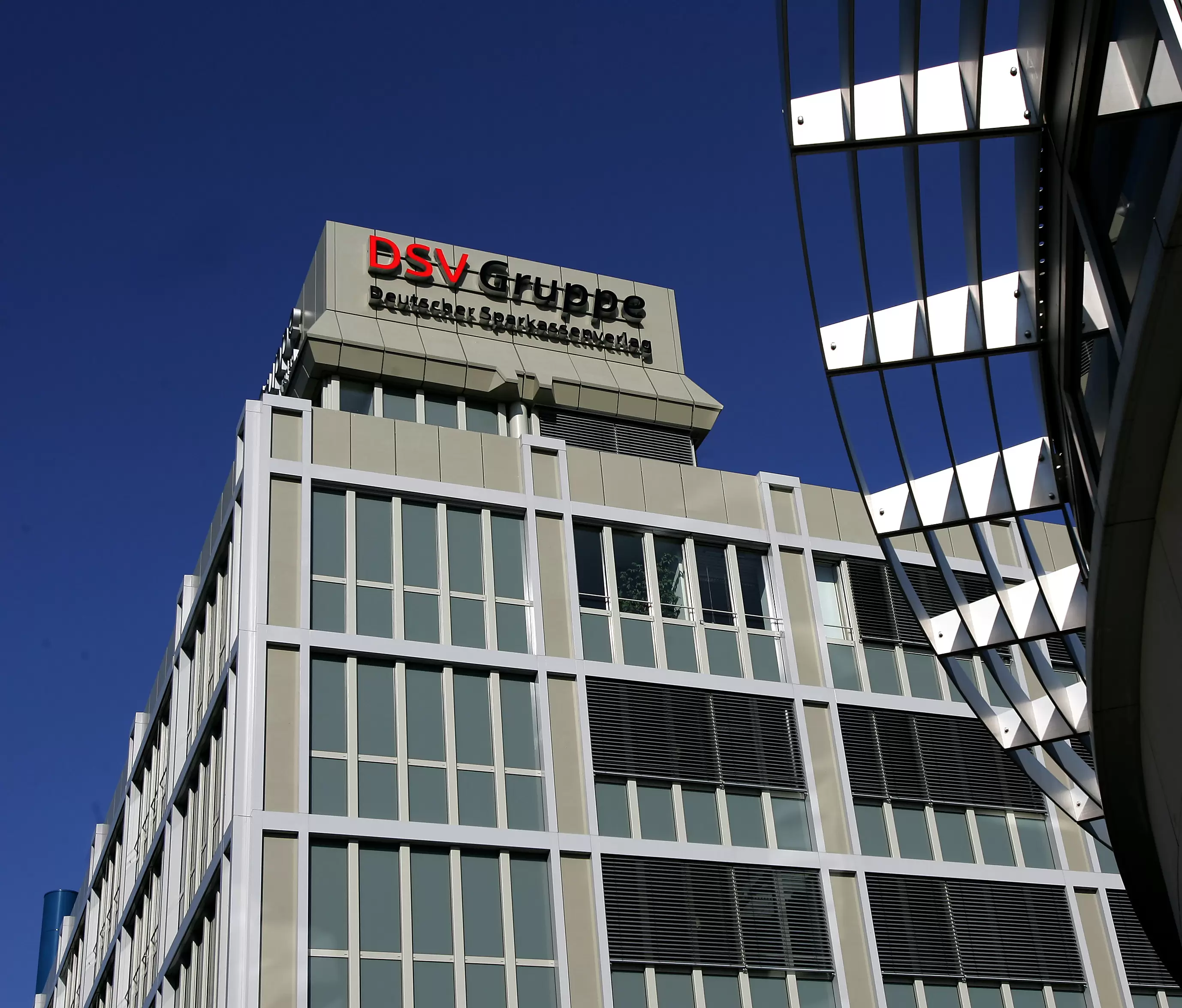 DSV-Gruppe übertrifft Umsatzprognose und treibt die digitale Sparkassen-Offensive voran  