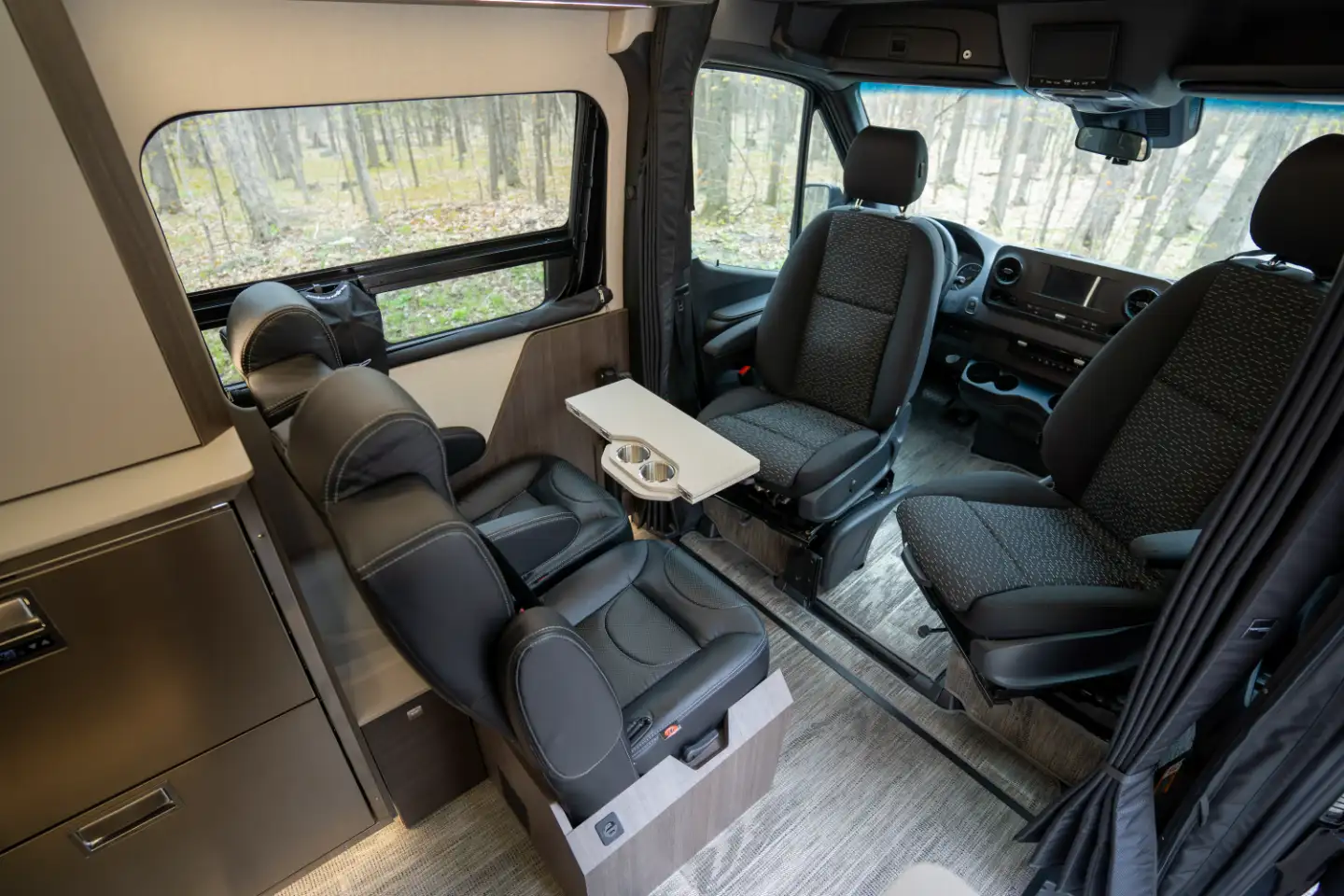 Sièges pivotants dans un van aménagé Nav Camper sur base Sprinter