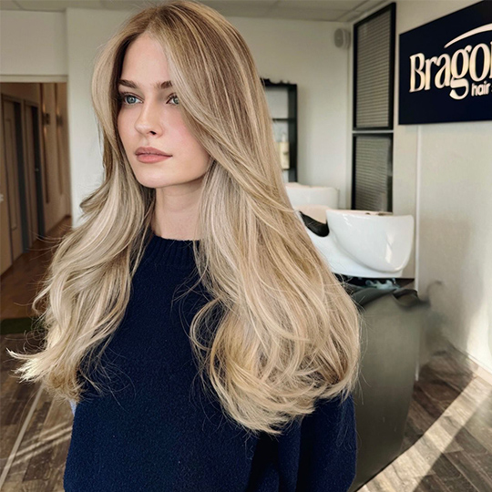 Ustensiles divers de coiffure - brosse, ciseaux, chouchou, crème pour cheveux