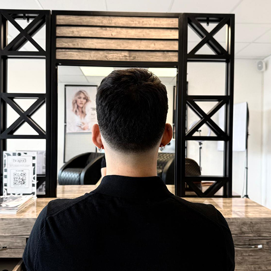 Homme qui se fait couper les cheveux - noir & blanc