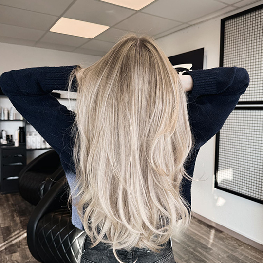 Femme de dos - mèches blondes