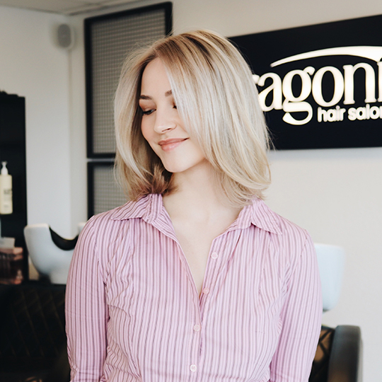 Brushing femme blonde Bragoni Hair Salon Yverdon