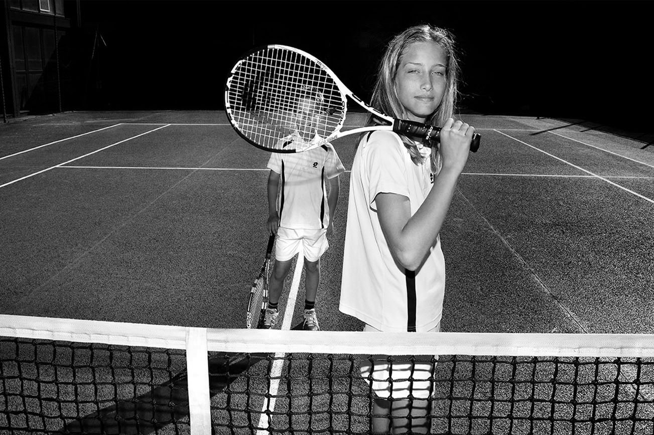 Giovane tennista in bianco e nero pronta per giocare sul campo