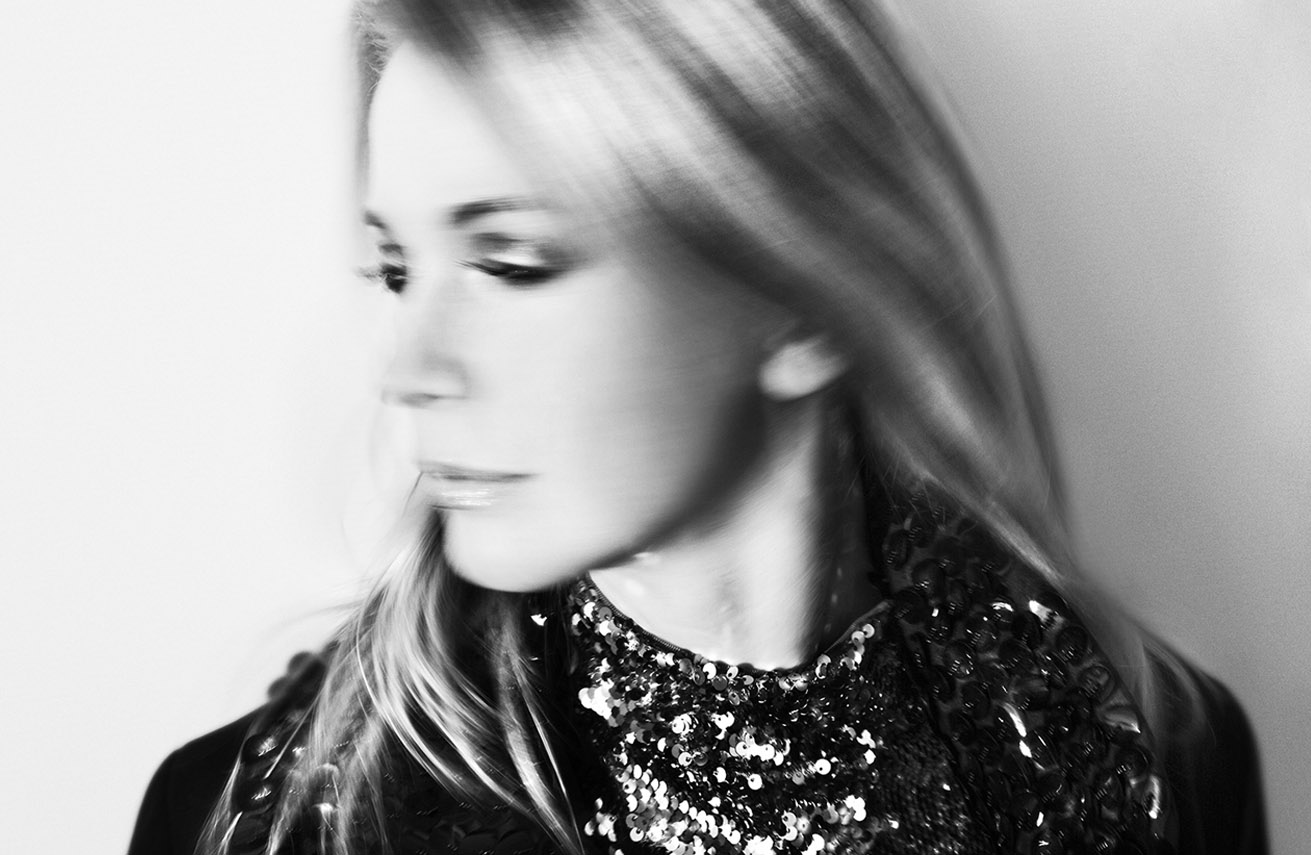 Ritratto sfocato in bianco e nero di donna con top scintillante di Tony Hassler