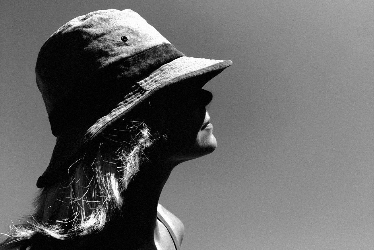 Ritratto in bianco e nero di persona con cappello, fotografia di Tony Hassler