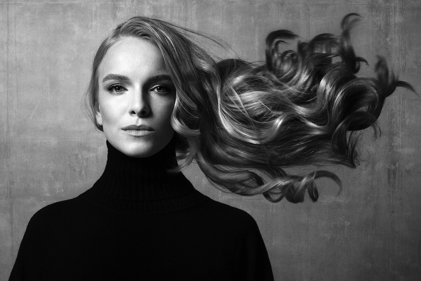 Ritratto dinamico in bianco e nero di donna, Tony Hassler Photography