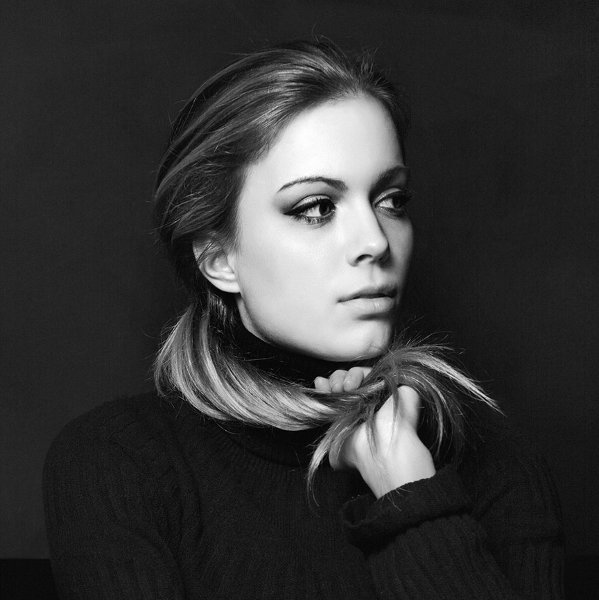 Ritratto in bianco e nero di donna, stile Tony Hassler Photography