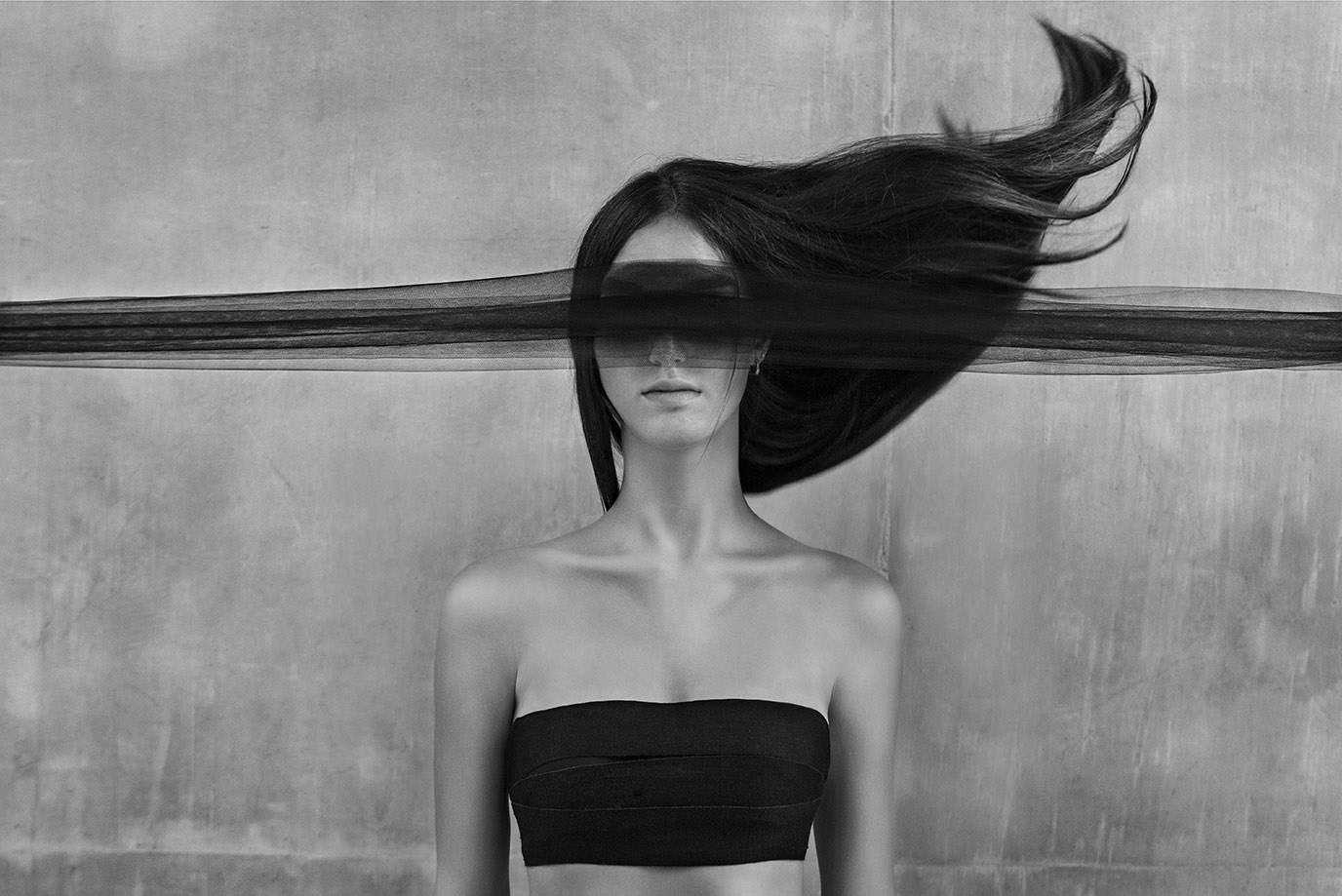 Ritratto artistico in bianco e nero di Tony Hassler, movimento e mistero