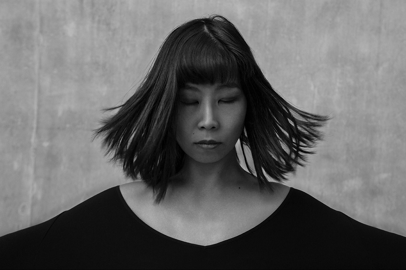 Ritratto in bianco e nero di donna con capelli dinamici, Tony Hassler Photography