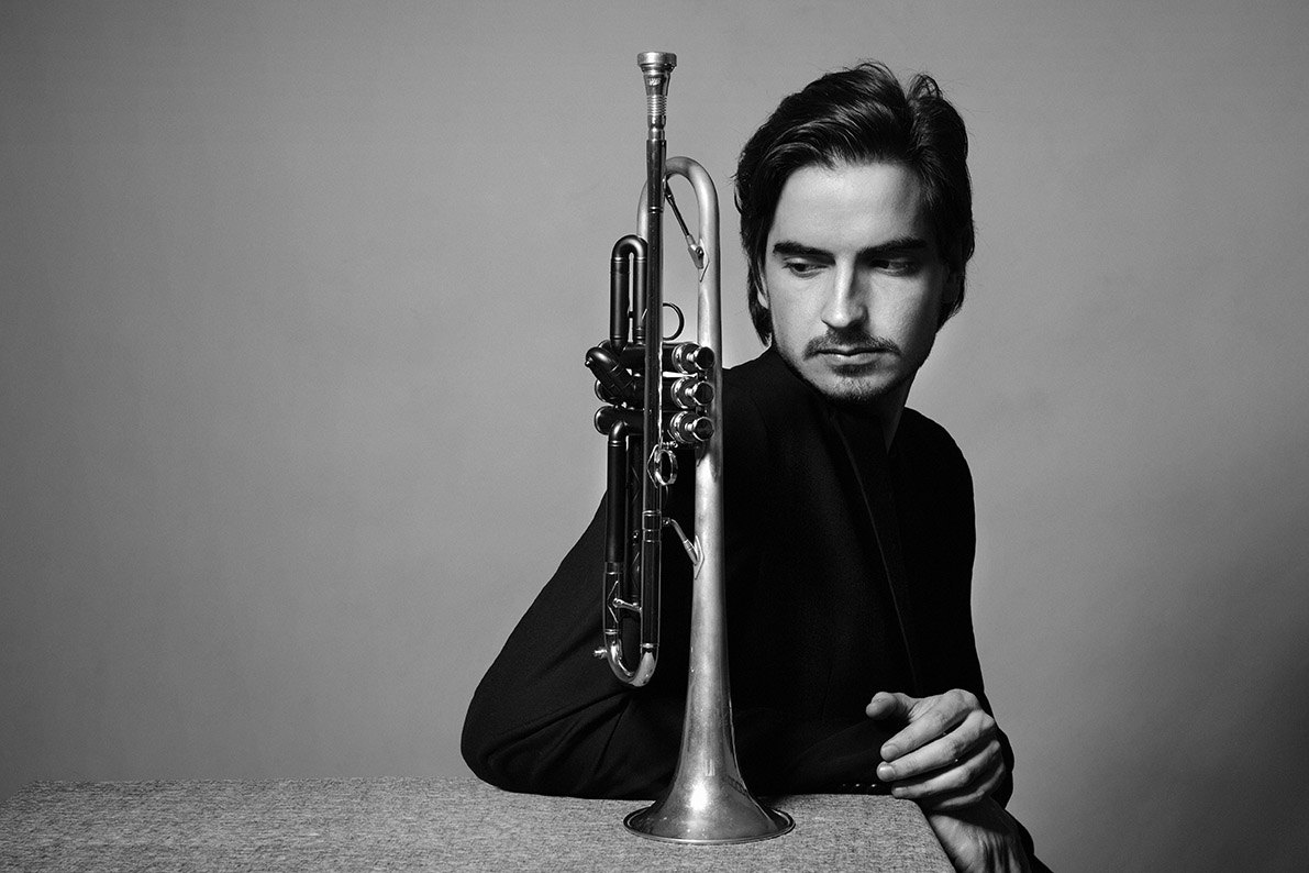 Tony Hassler, ritratto in bianco e nero con tromba, fotografia elegante