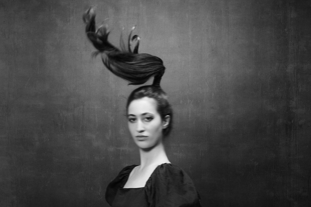 Ritratto fotografico in bianco e nero di Tony Hassler con capelli dinamici